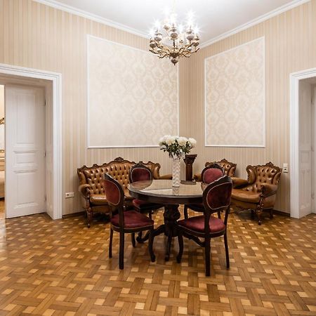 3 Bedrooms Royal Italian Style In An Austrian Building, Parking, Balcony Lviv Exterior photo