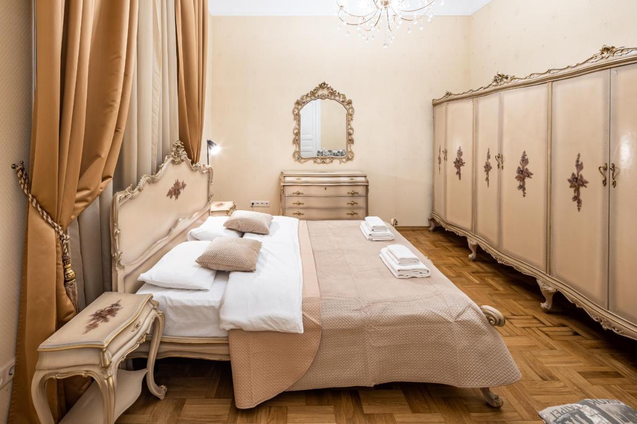 3 Bedrooms Royal Italian Style In An Austrian Building, Parking, Balcony Lviv Exterior photo