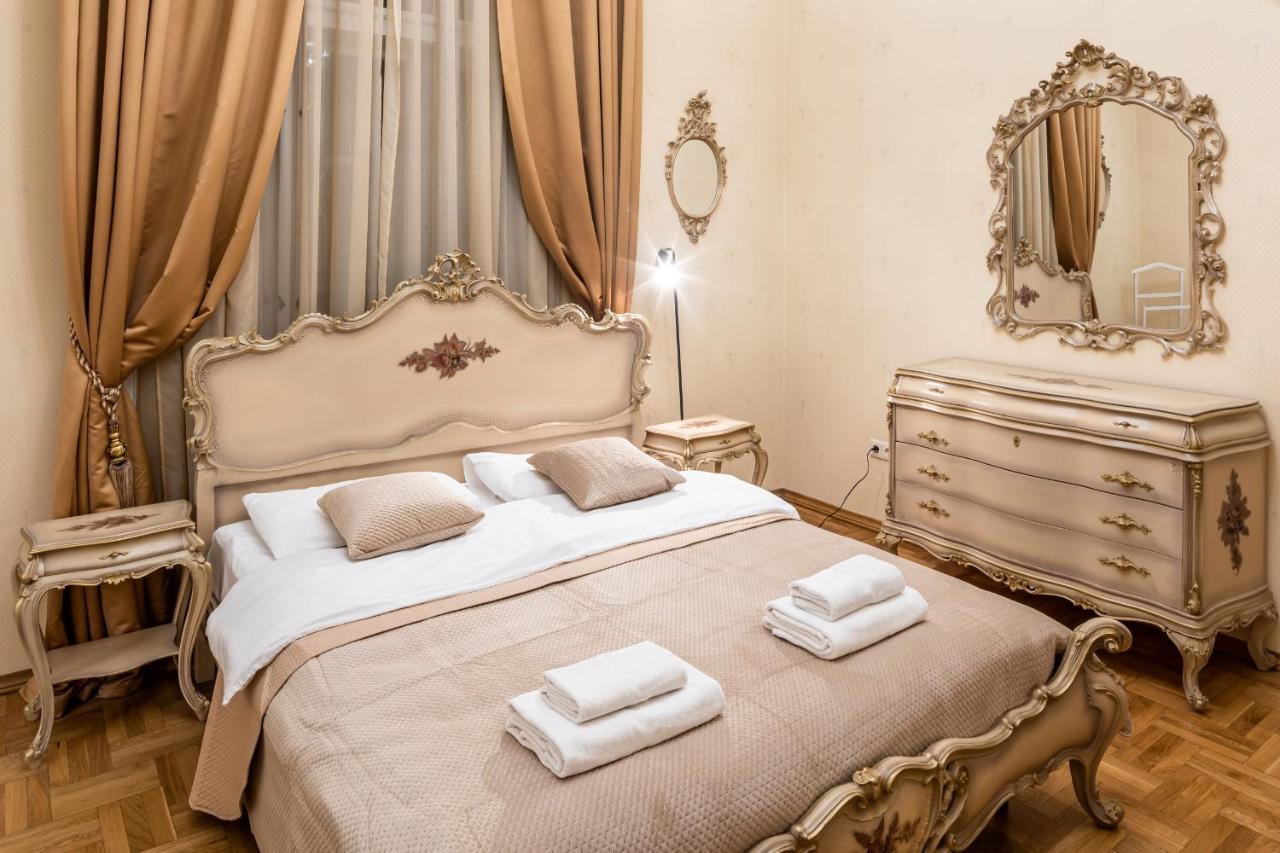 3 Bedrooms Royal Italian Style In An Austrian Building, Parking, Balcony Lviv Exterior photo
