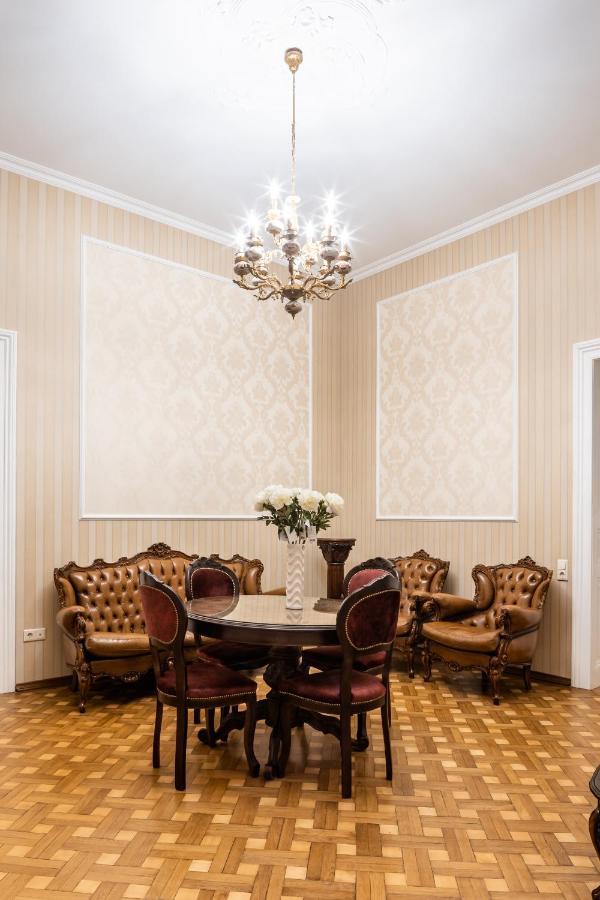 3 Bedrooms Royal Italian Style In An Austrian Building, Parking, Balcony Lviv Exterior photo